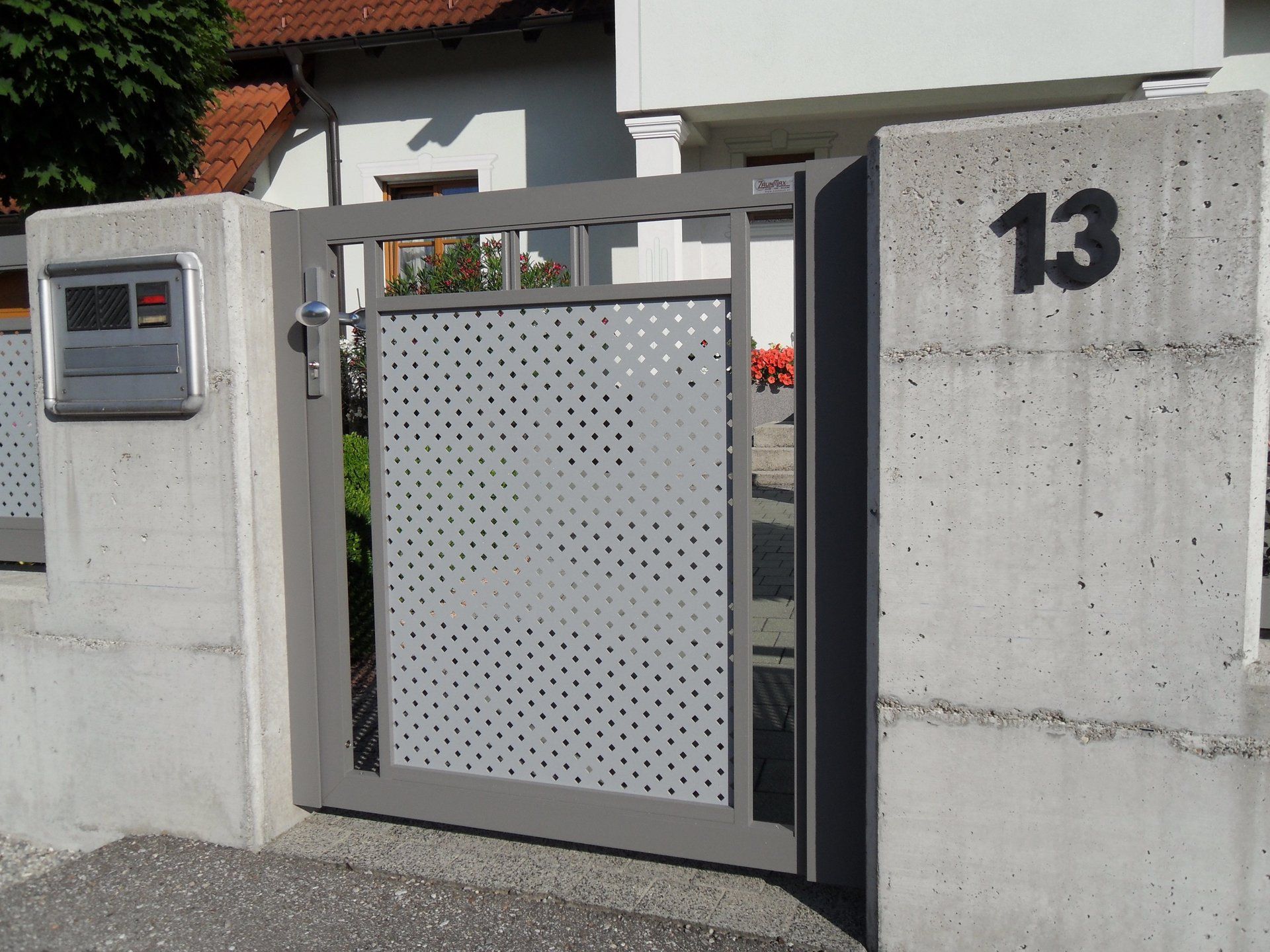 Ein Tor mit der Nummer 13 darauf