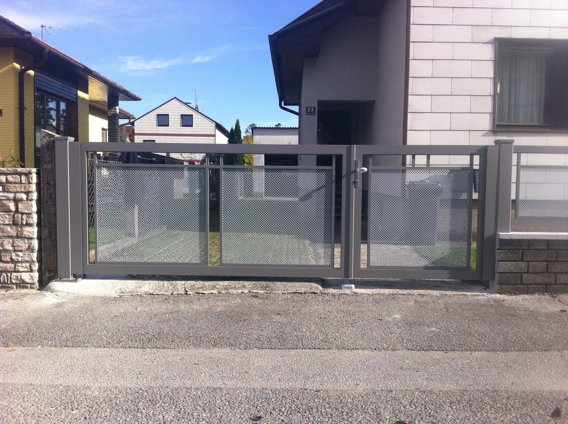 Ein Haus mit einem grauen Zaun davor