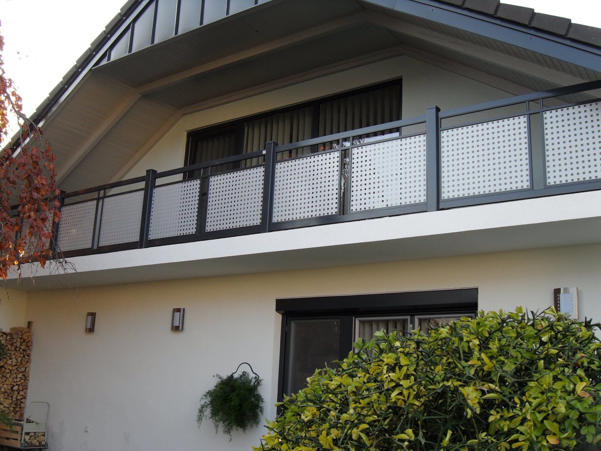 Ein großer Holzbalkon an der Seite eines Hauses