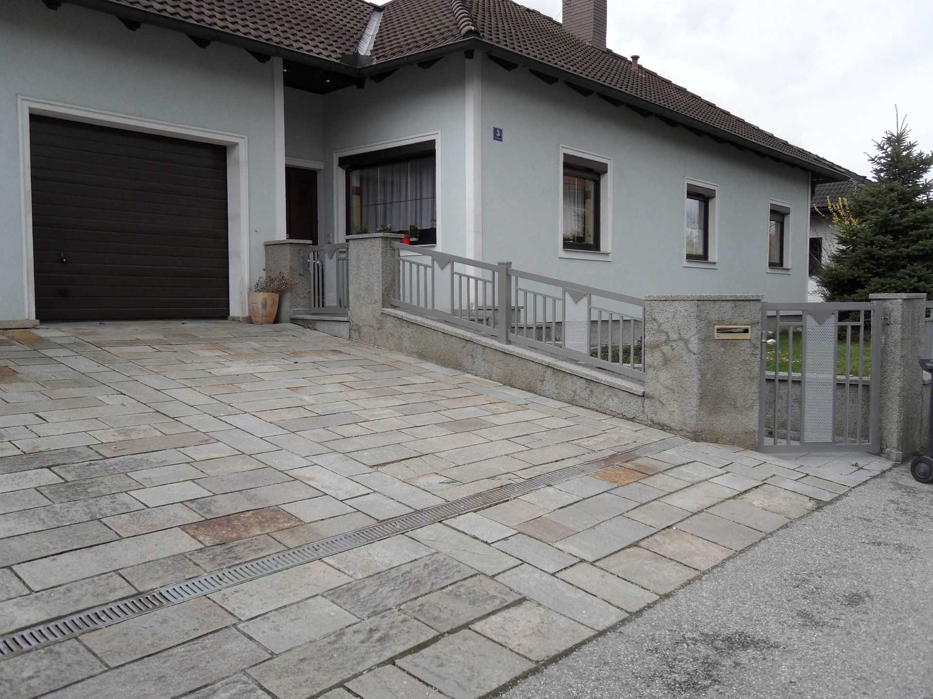 Ein weißes Haus mit einer Auffahrt, die dorthin führt