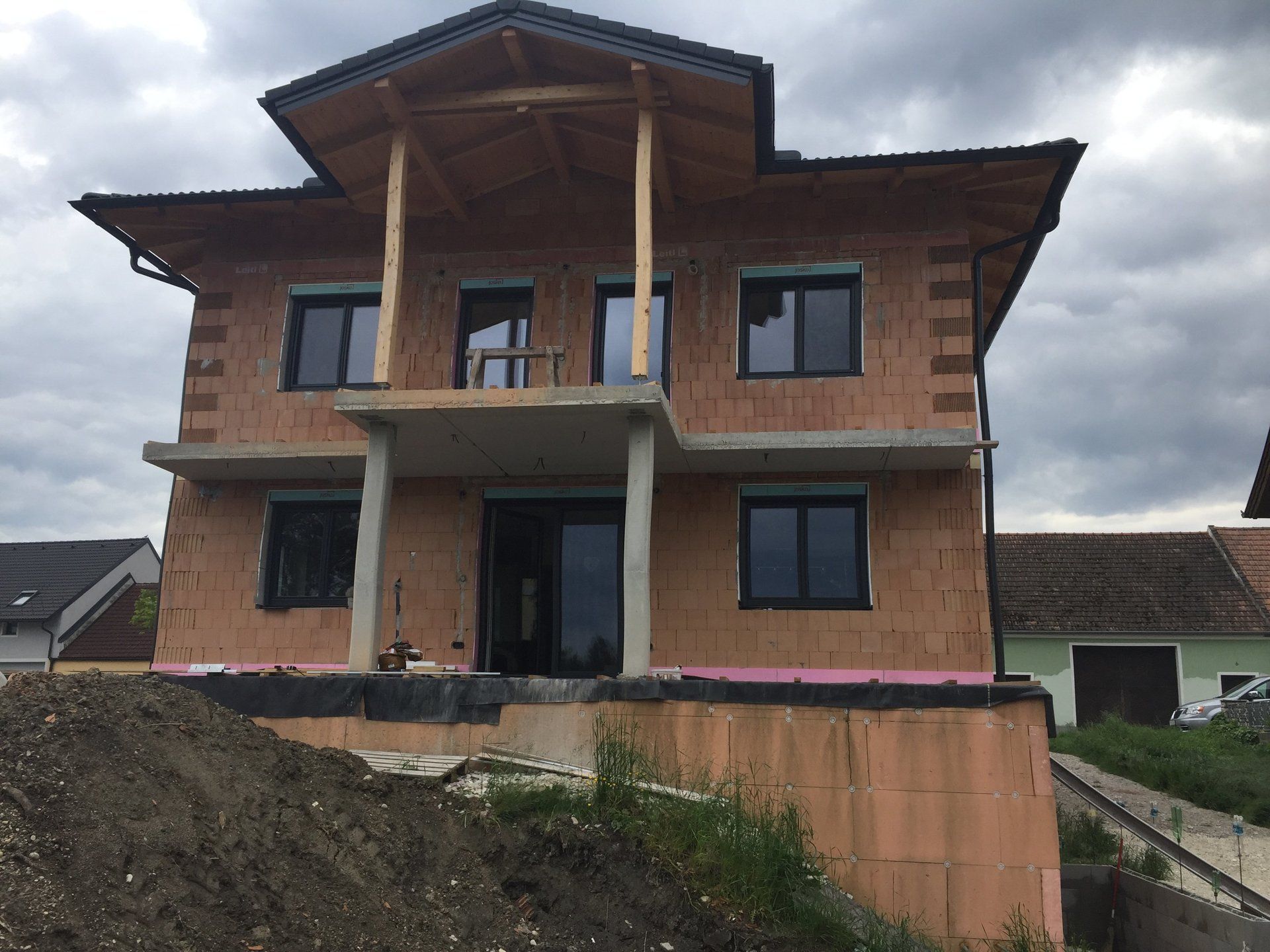 Ein großes Backsteinhaus mit Balkon ist im Bau