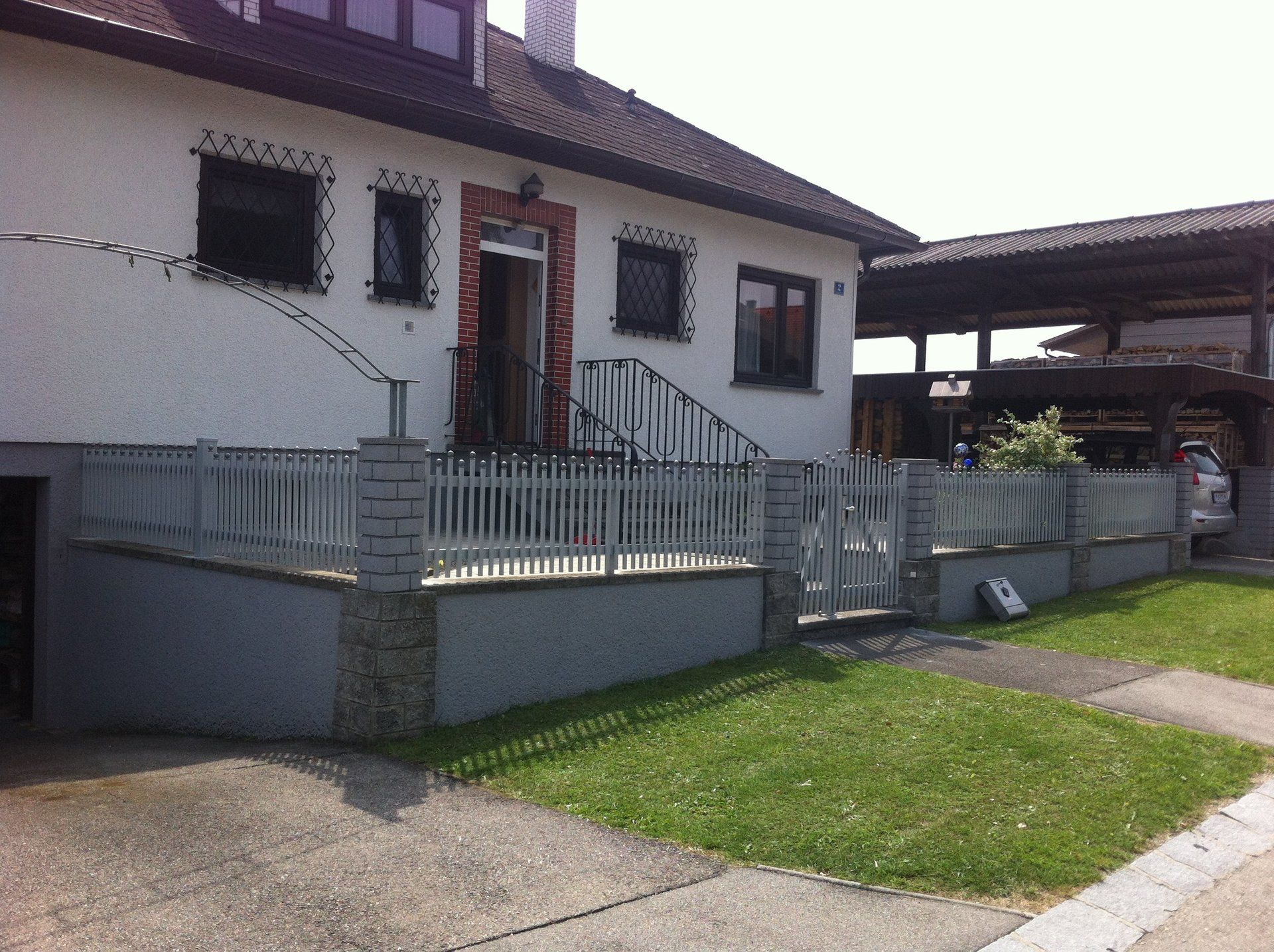 Ein weißes Haus mit Treppen, die zur Haustür führen