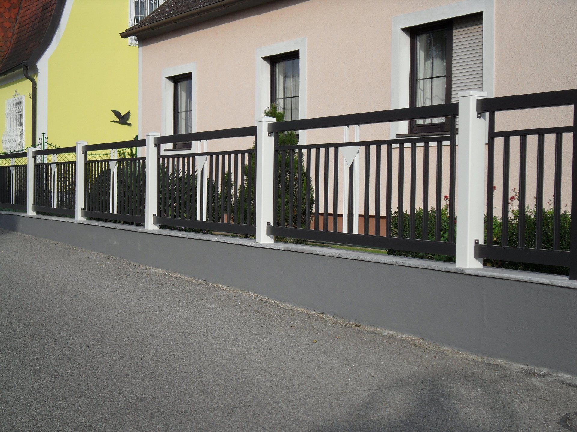 Ein Haus mit einem Zaun davor