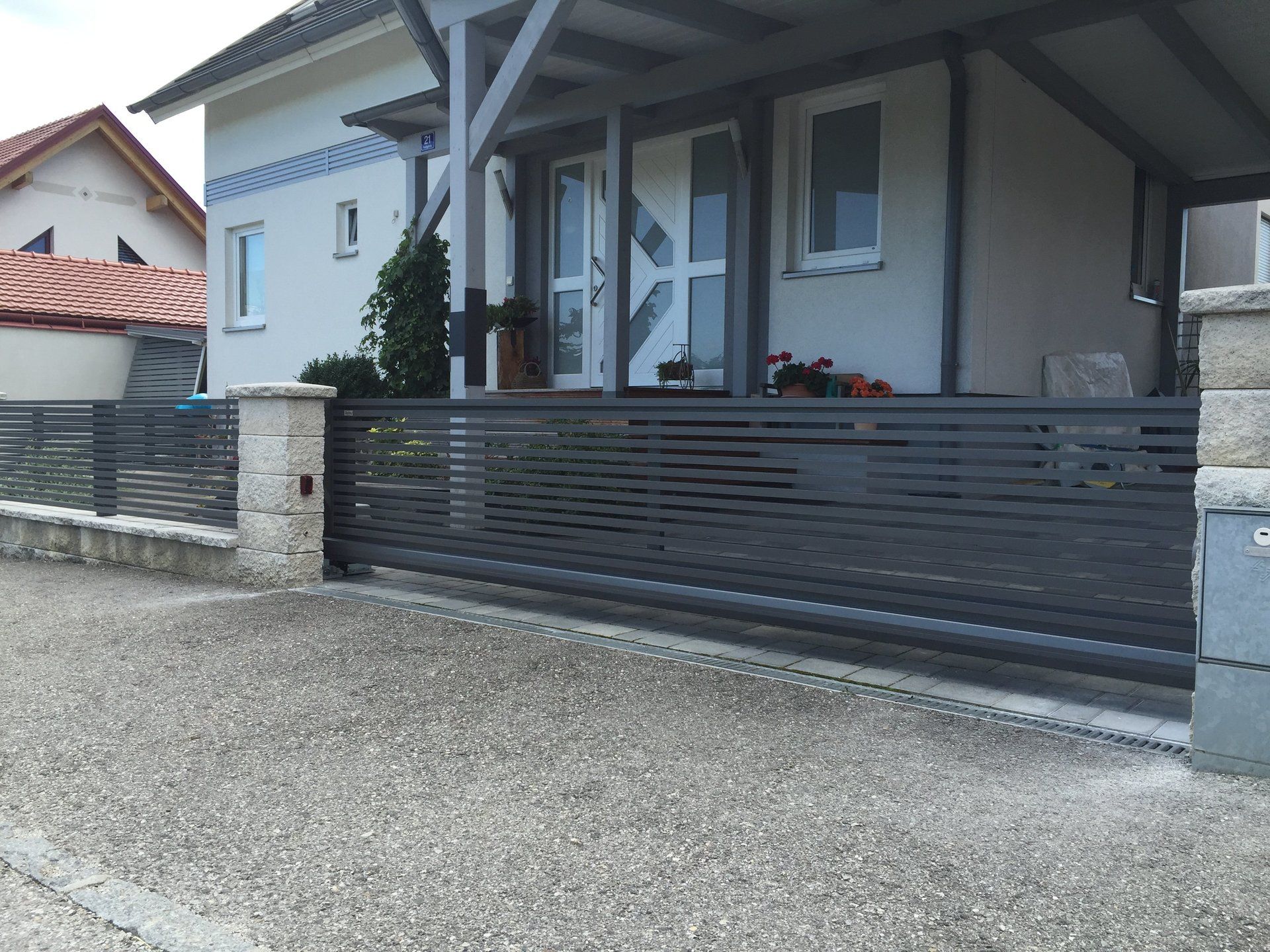 Ein Haus mit einem Schiebetor davor