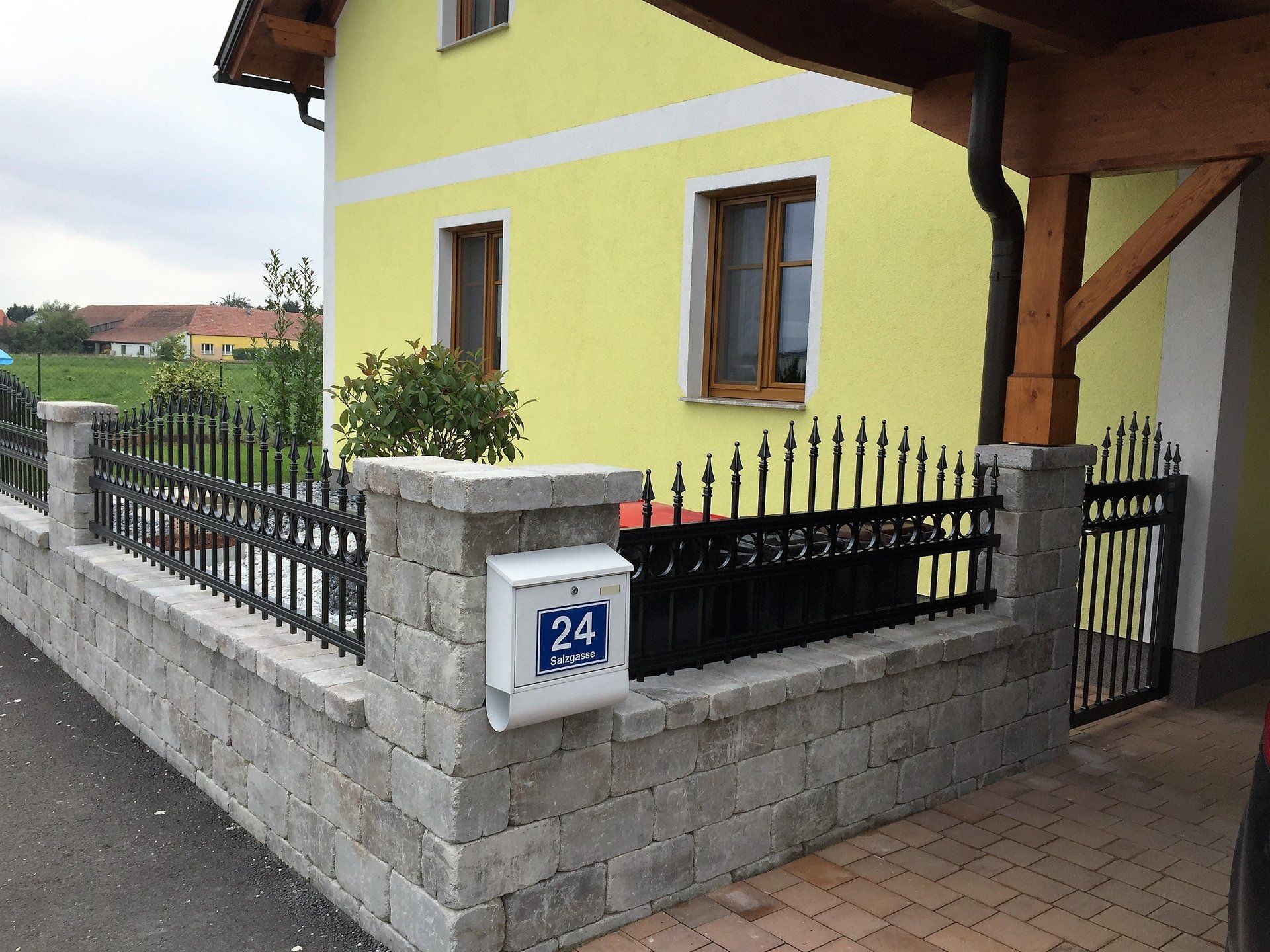 Ein weißer Briefkasten mit der Nummer 24 darauf