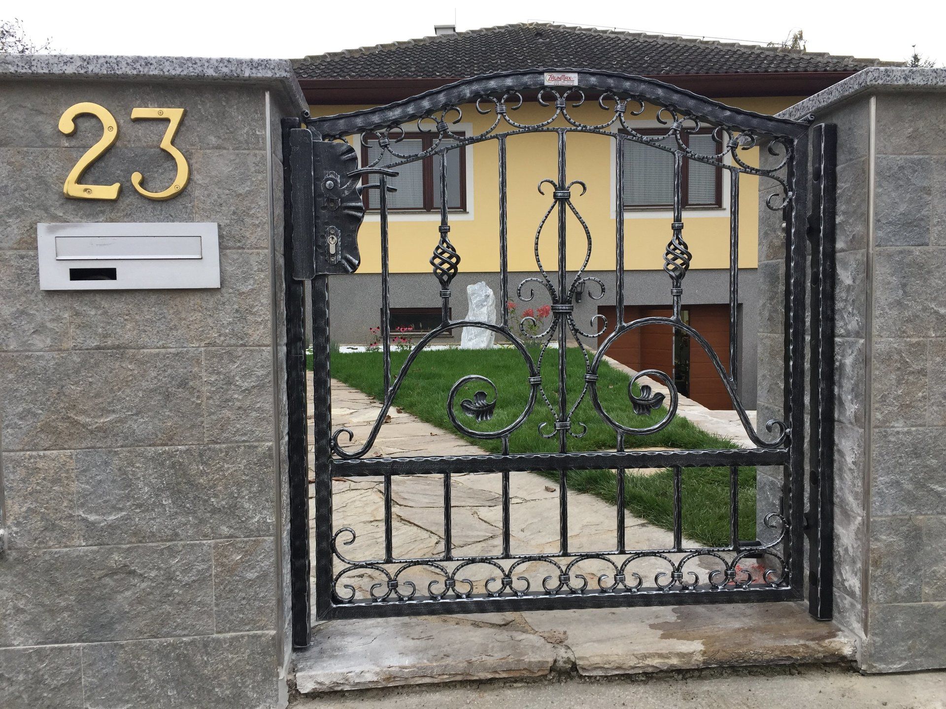 Ein schmiedeeisernes Tor mit der Nummer 23 darauf