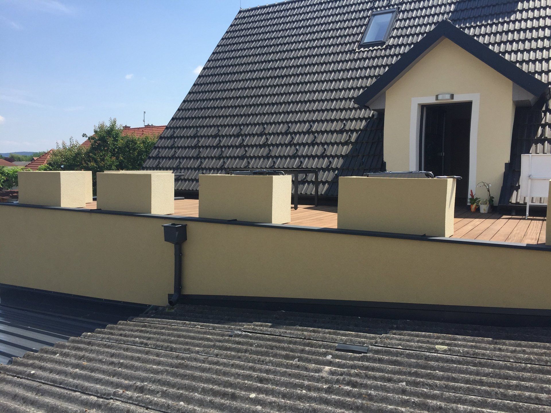 Ein Haus mit einem Dach, auf dem viele Ziegel liegen