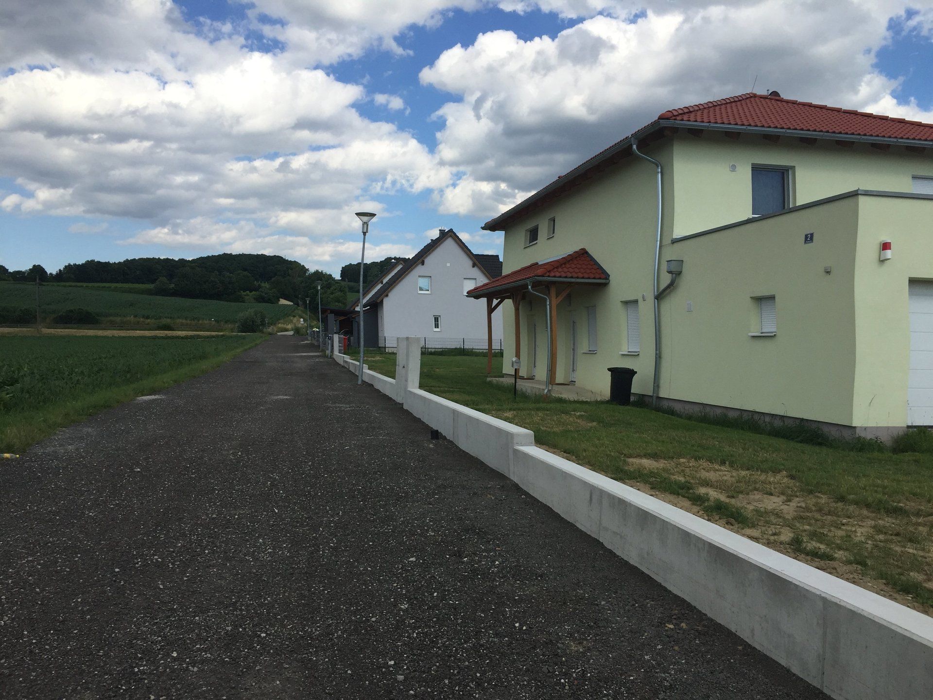 Eine Reihe von Häusern reihen sich entlang einer Straße