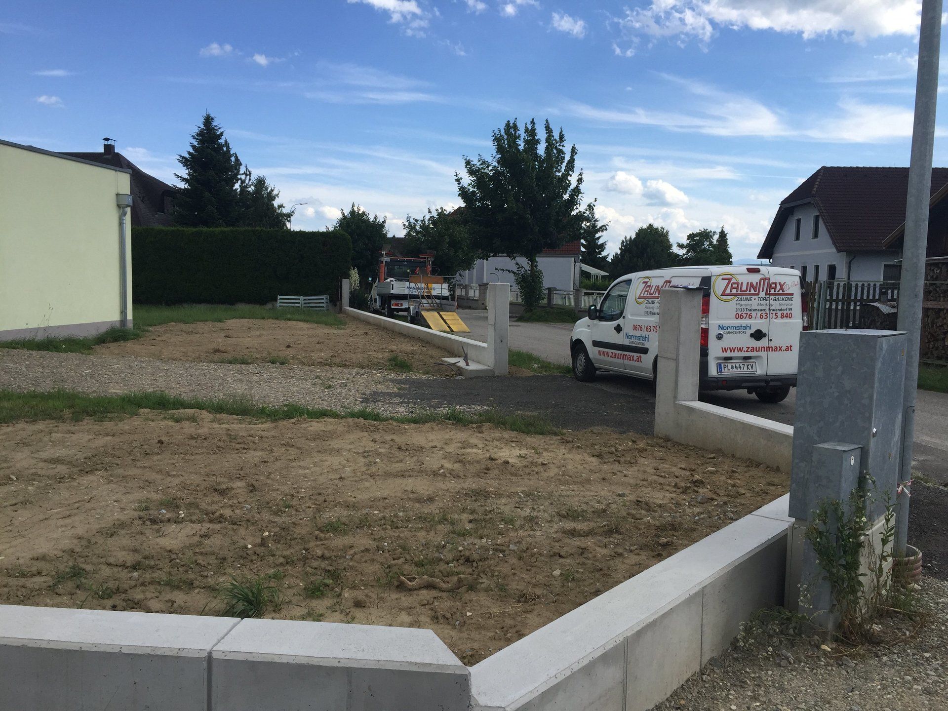 Ein weißer Lieferwagen steht am Straßenrand