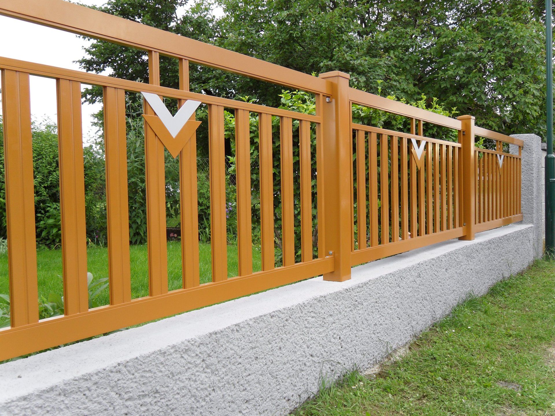 Ein Holzzaun mit einem weißen Pfeil darauf