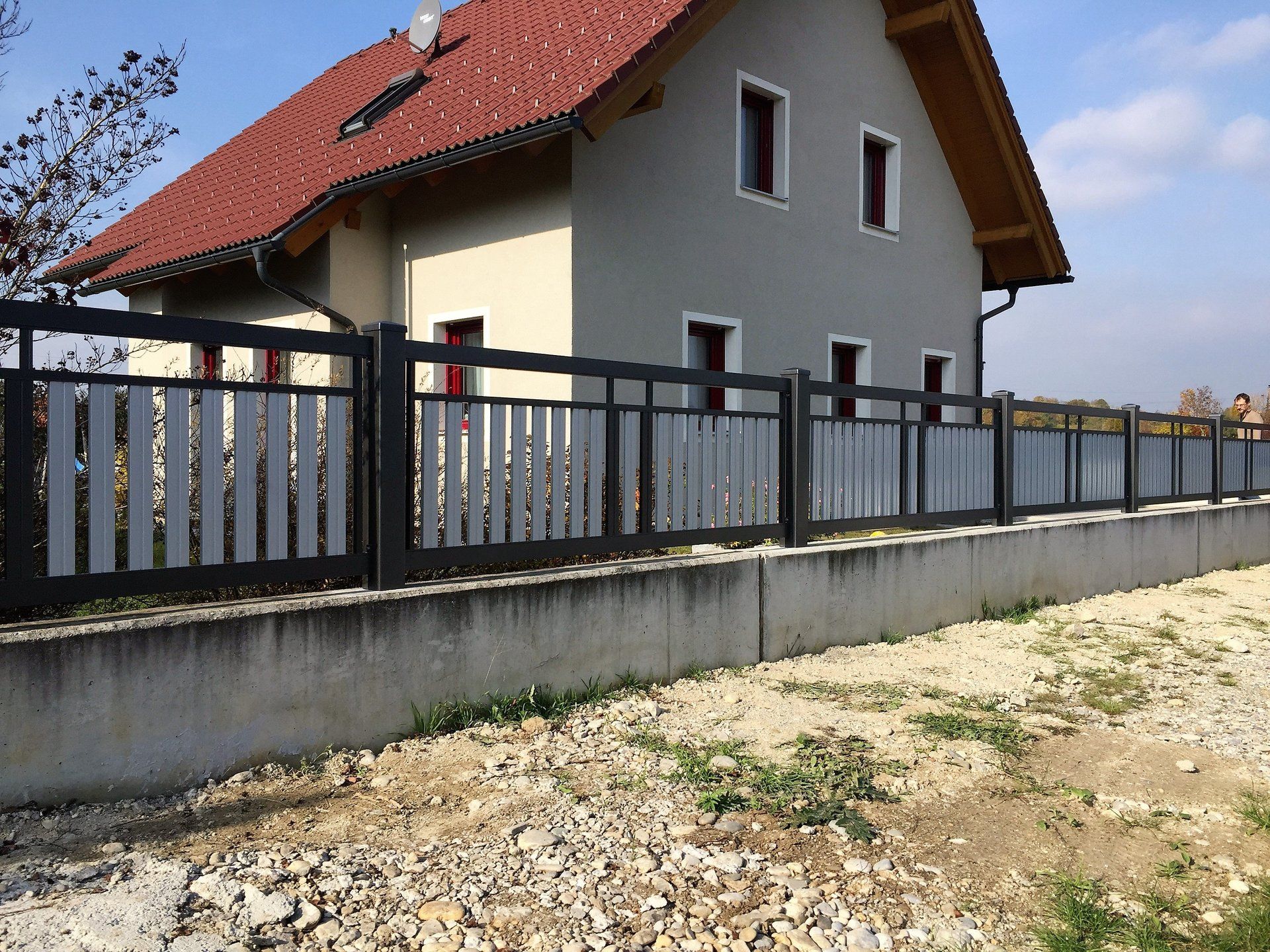 Ein Haus mit einem Zaun davor