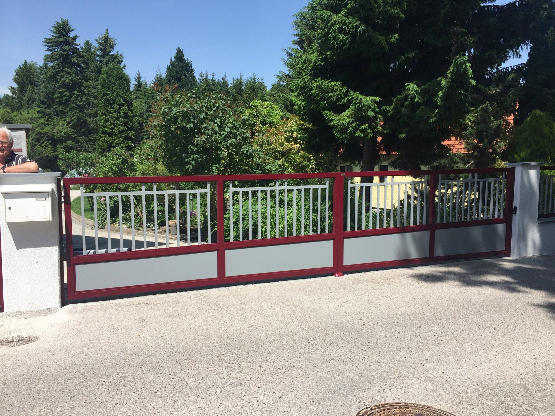 Ein rot-weißes Tor mit Bäumen im Hintergrund