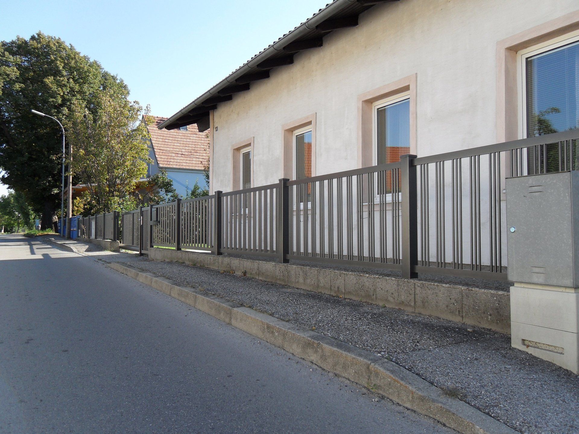 Ein Haus mit einem Zaun an der Seite