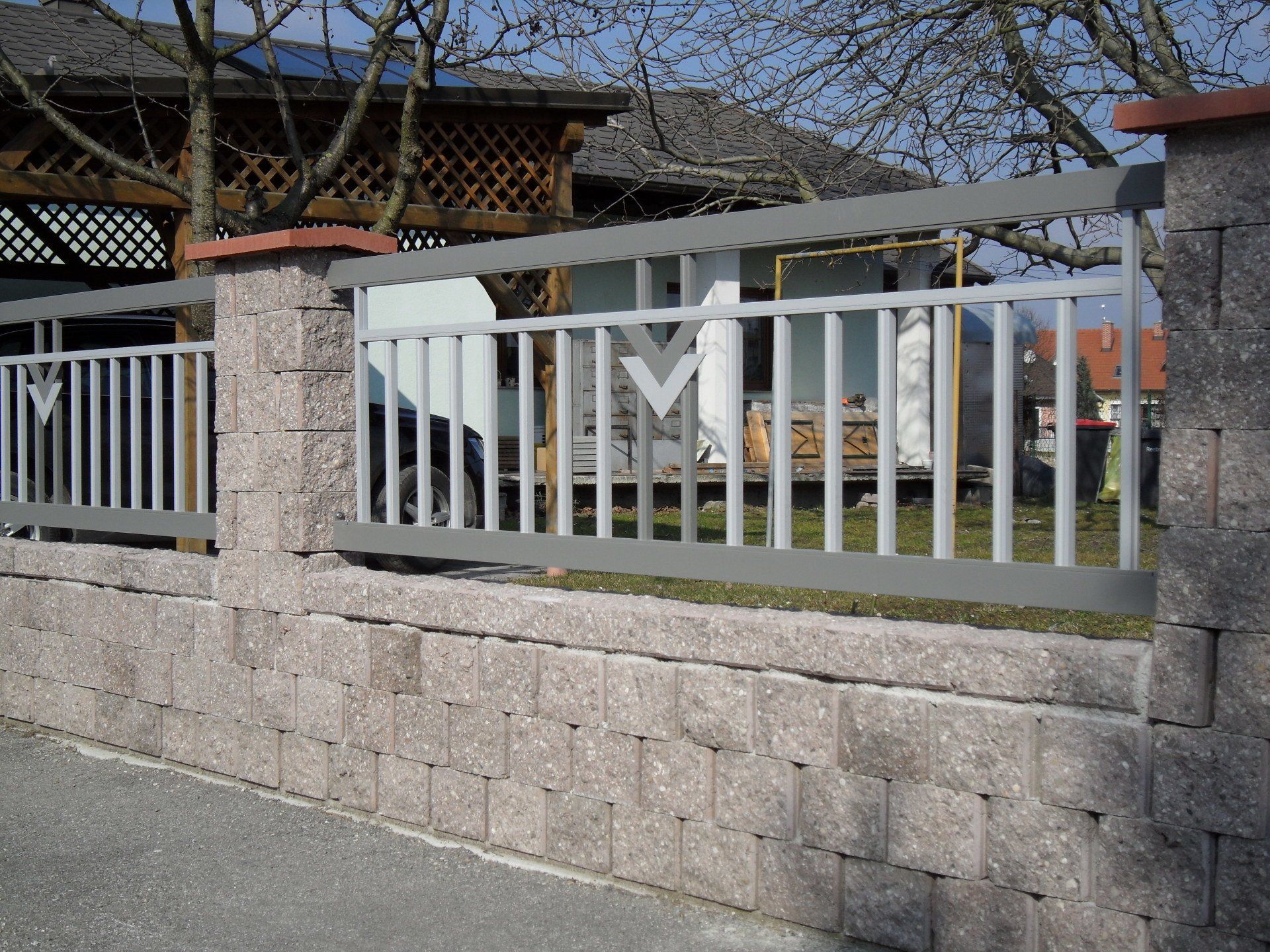 Ein Zaun mit dem Buchstaben M darauf