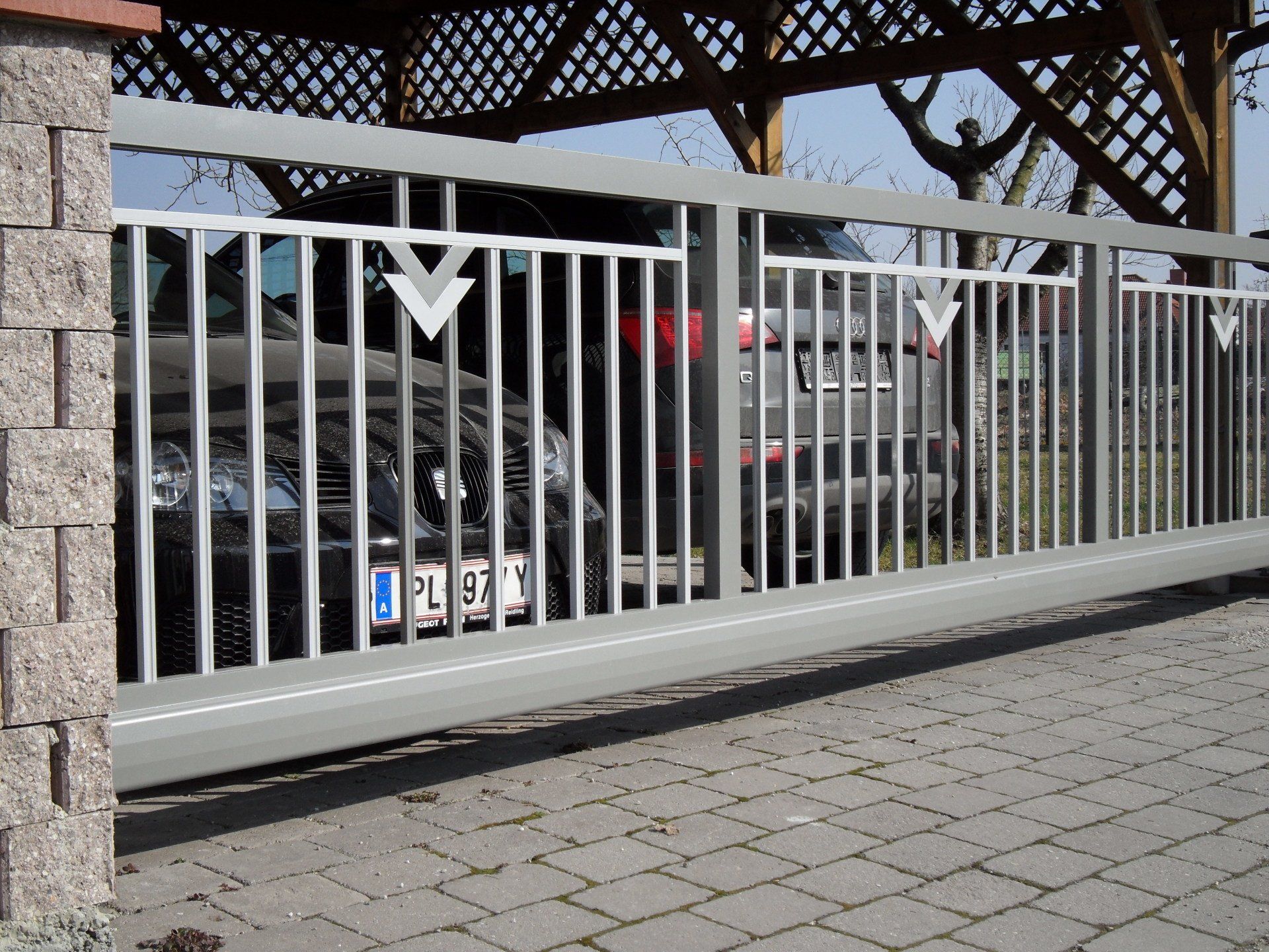 Ein Schiebetor mit einem Nummernschild mit der Aufschrift tcl