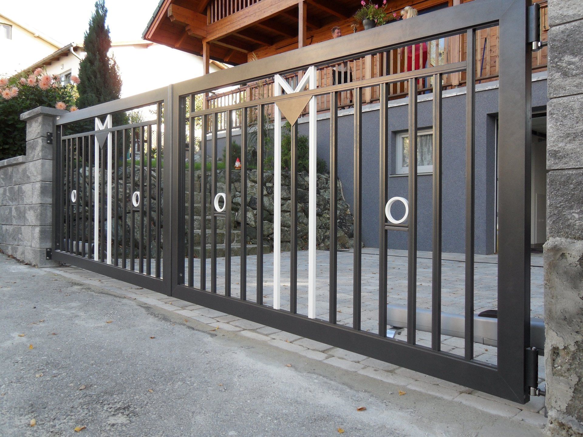 Ein Schiebetor mit dem Buchstaben M darauf