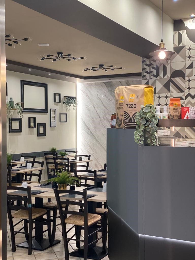 L'interno di un ristorante con tavoli e sedie