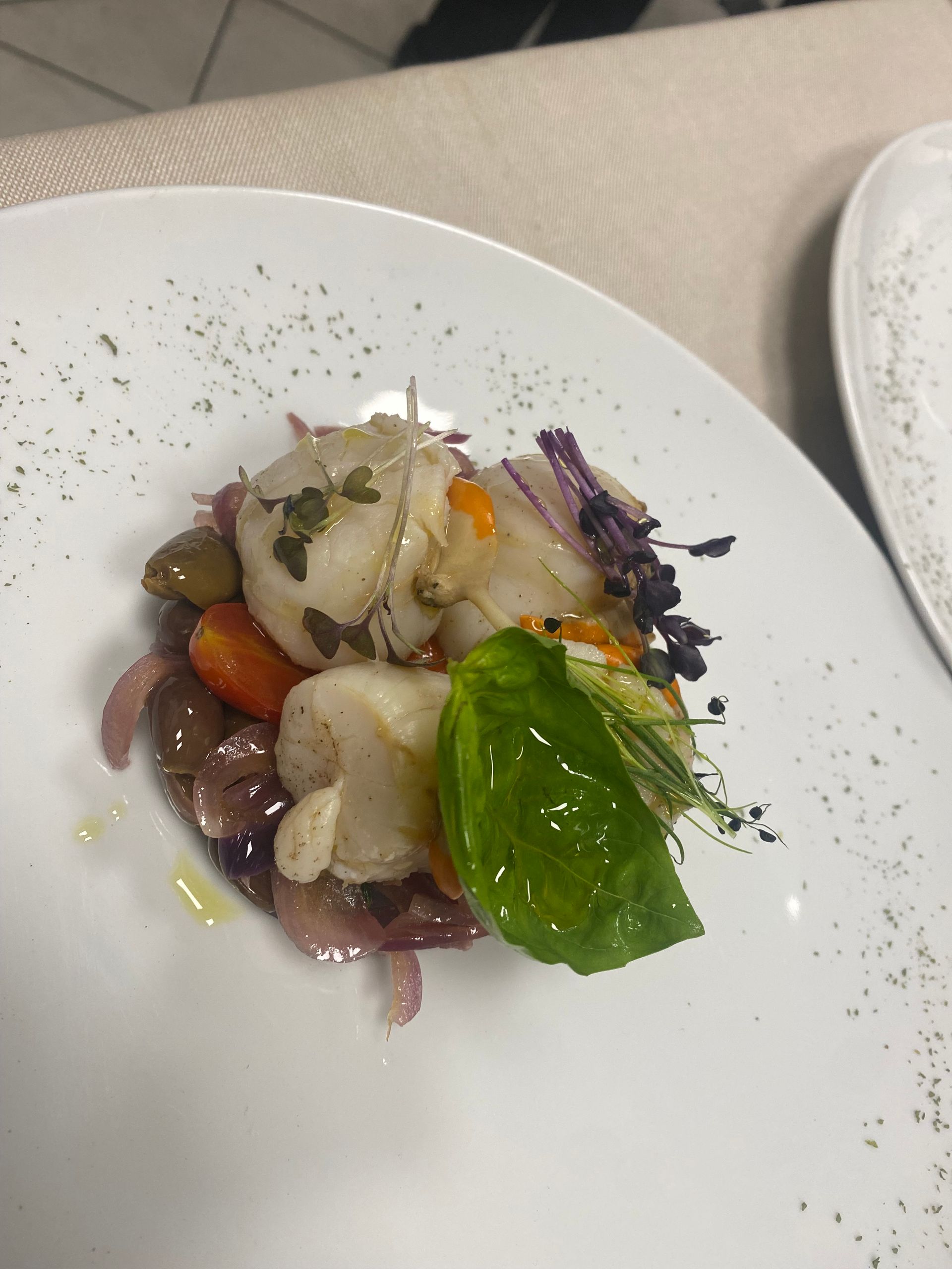 Un primo piano di un piatto di cibo su un tavolo