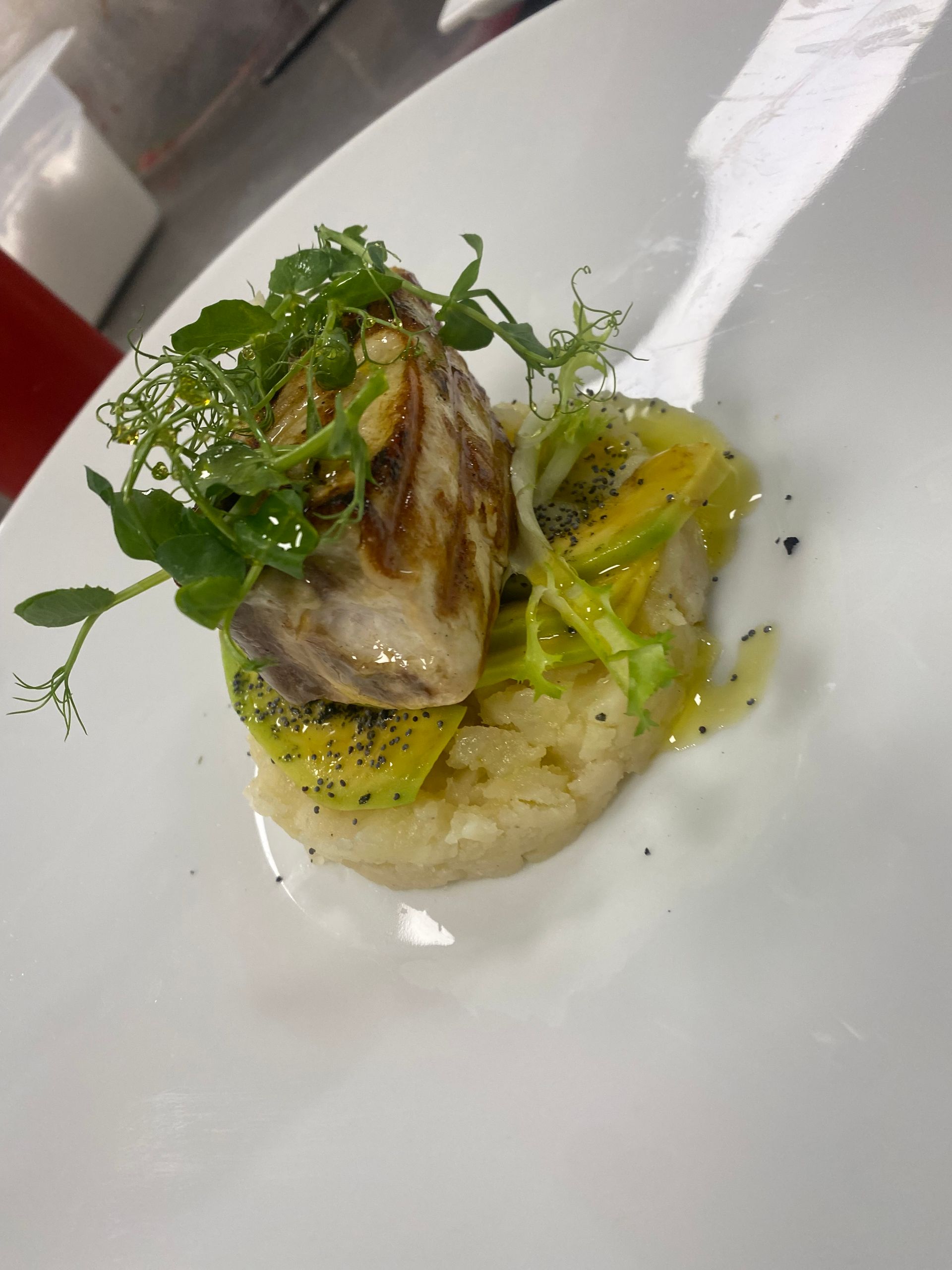 Un primo piano di un piatto di cibo su un tavolo