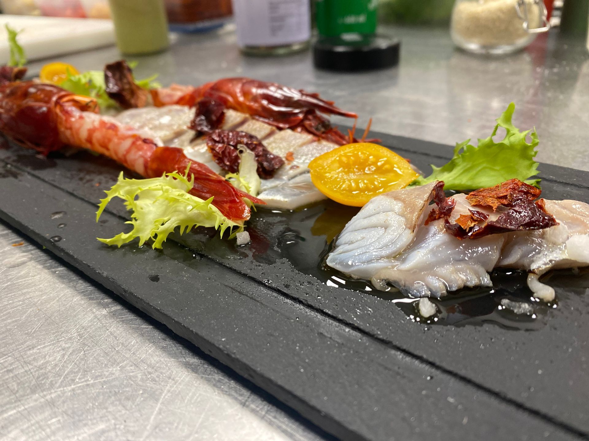 Un primo piano di un piatto di cibo su un tavolo.