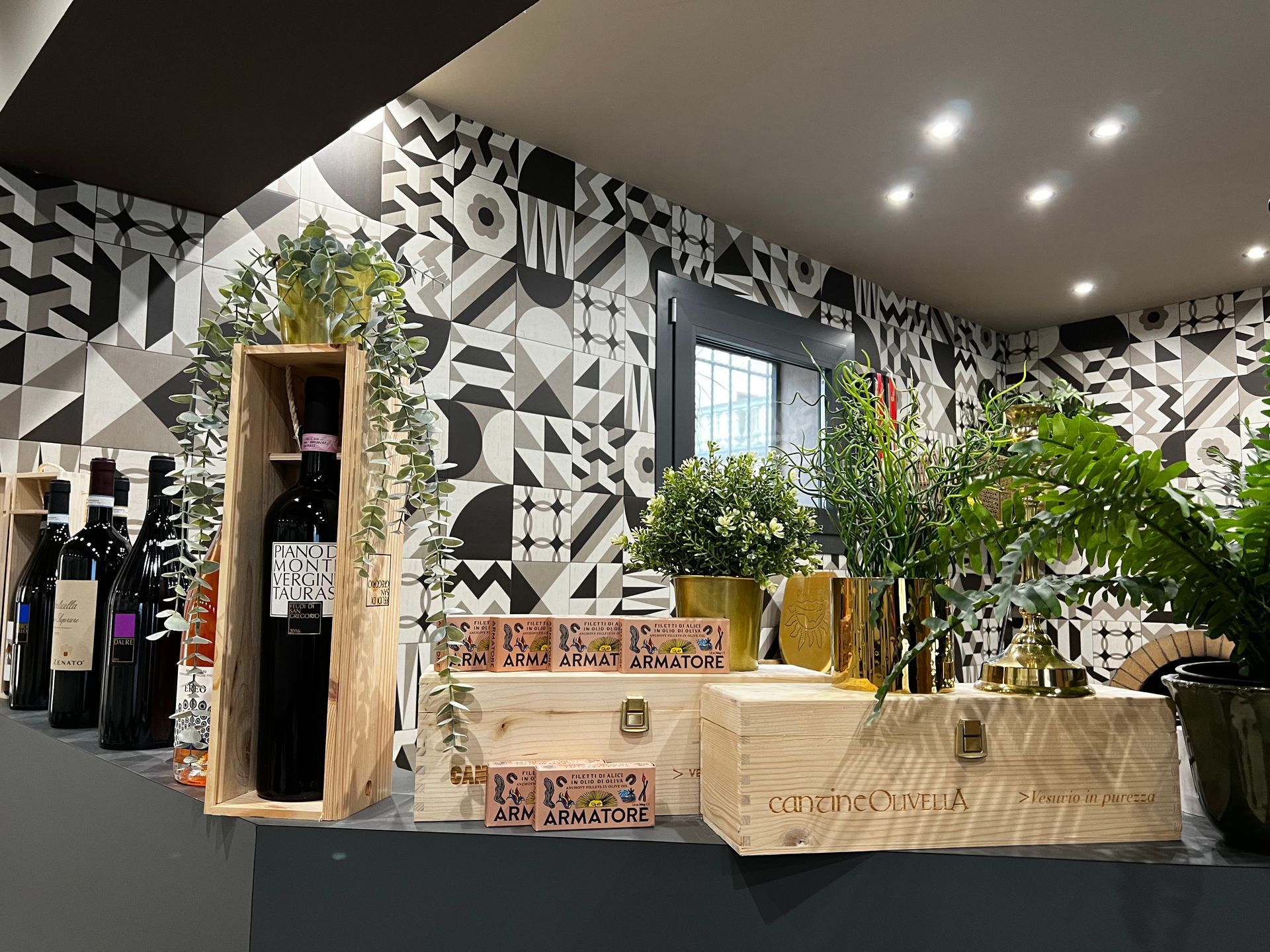 Una bottiglia di vino è posta in una scatola di legno su un tavolo.