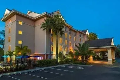 Hvac-Contractor-Bradenton-A large hotel with palm trees in front of it