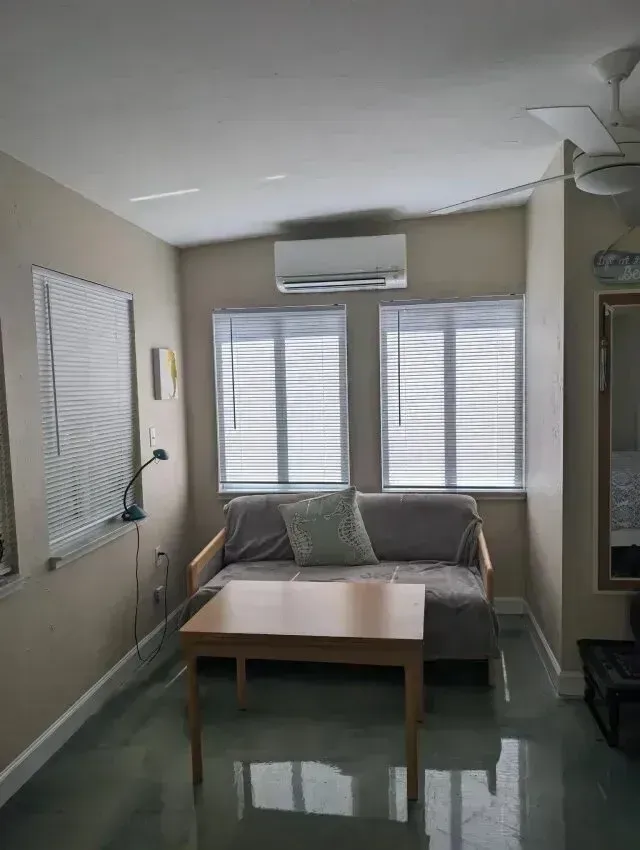 Hvac Contractor Bradenton - A room with blue walls and a window with a window air conditioner