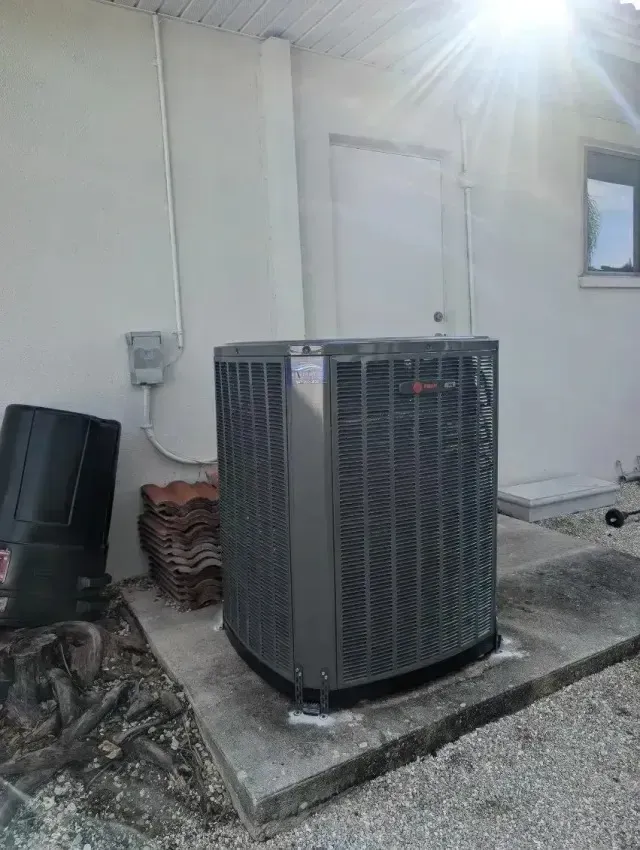 Hvac Contractor Bradenton - A large air conditioner is sitting on the side of a building.