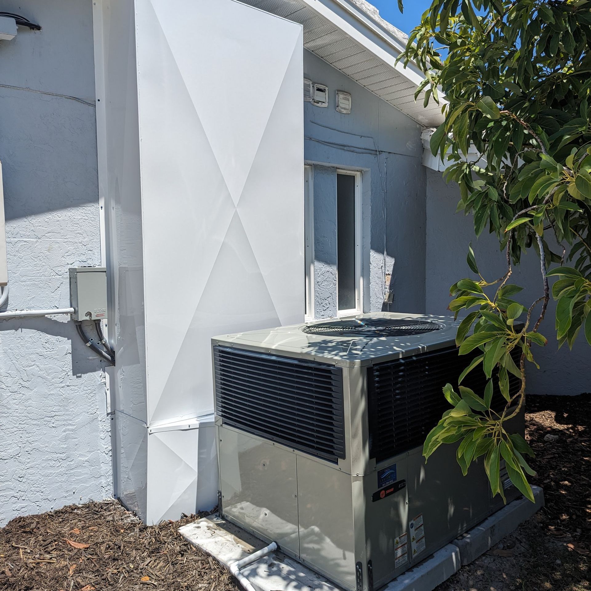 an air conditioner is sitting outside of a white house