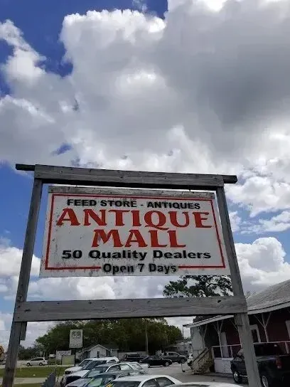 Hvac-Contractor-Bradenton-A sign that says antique mall 50 quality dealers open 7 days