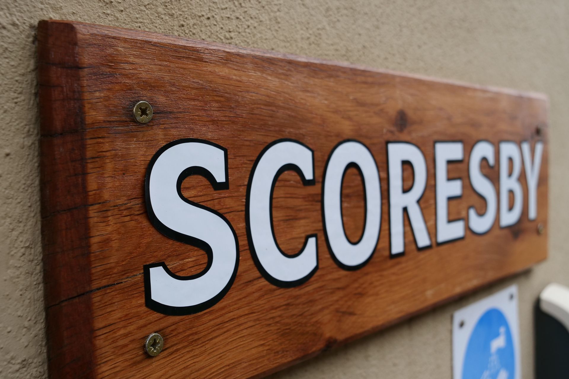 A wooden sign that says scoresby on it
