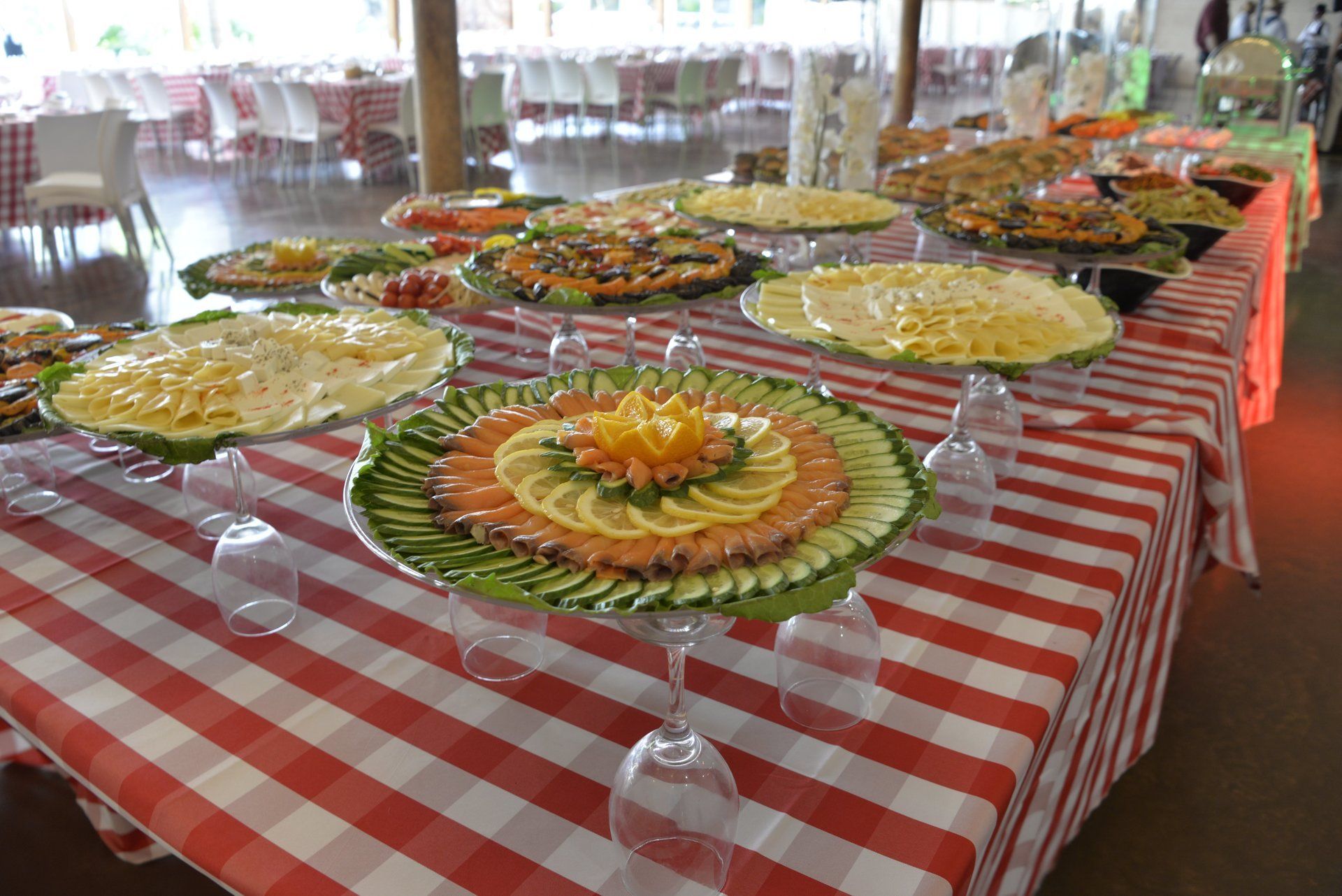 קייטרינג מגשי אירוח