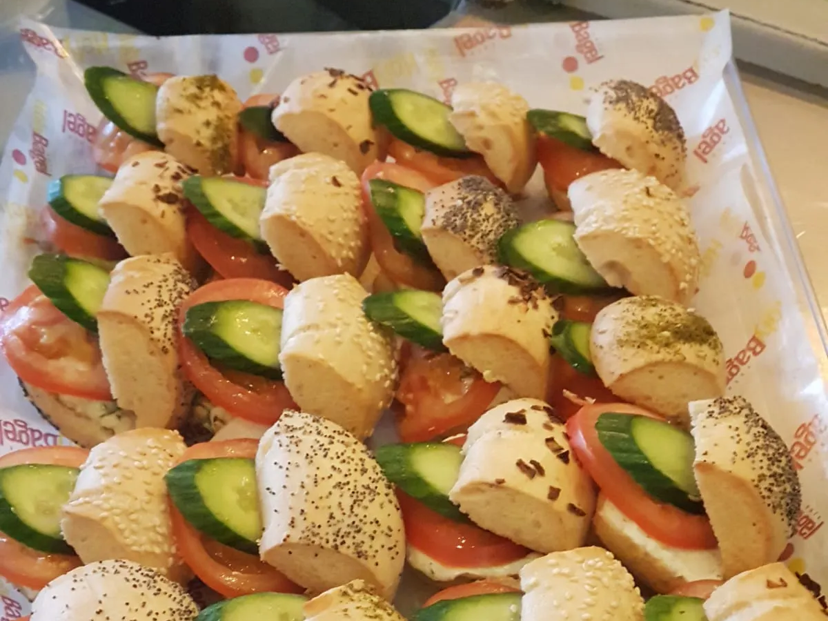 הולי בייגל קייטרינג מגשי אירוח הולי בייגל קייטרינג מגשי אירוח