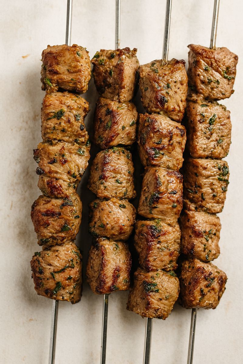 Brochettes de cubes de viande grillée, assaisonnées aux herbes.