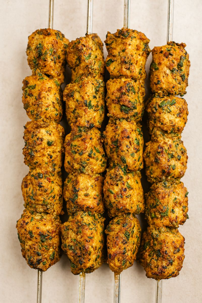 Brochettes de cubes de tofu dorés et assaisonnés, prêts à déguster.