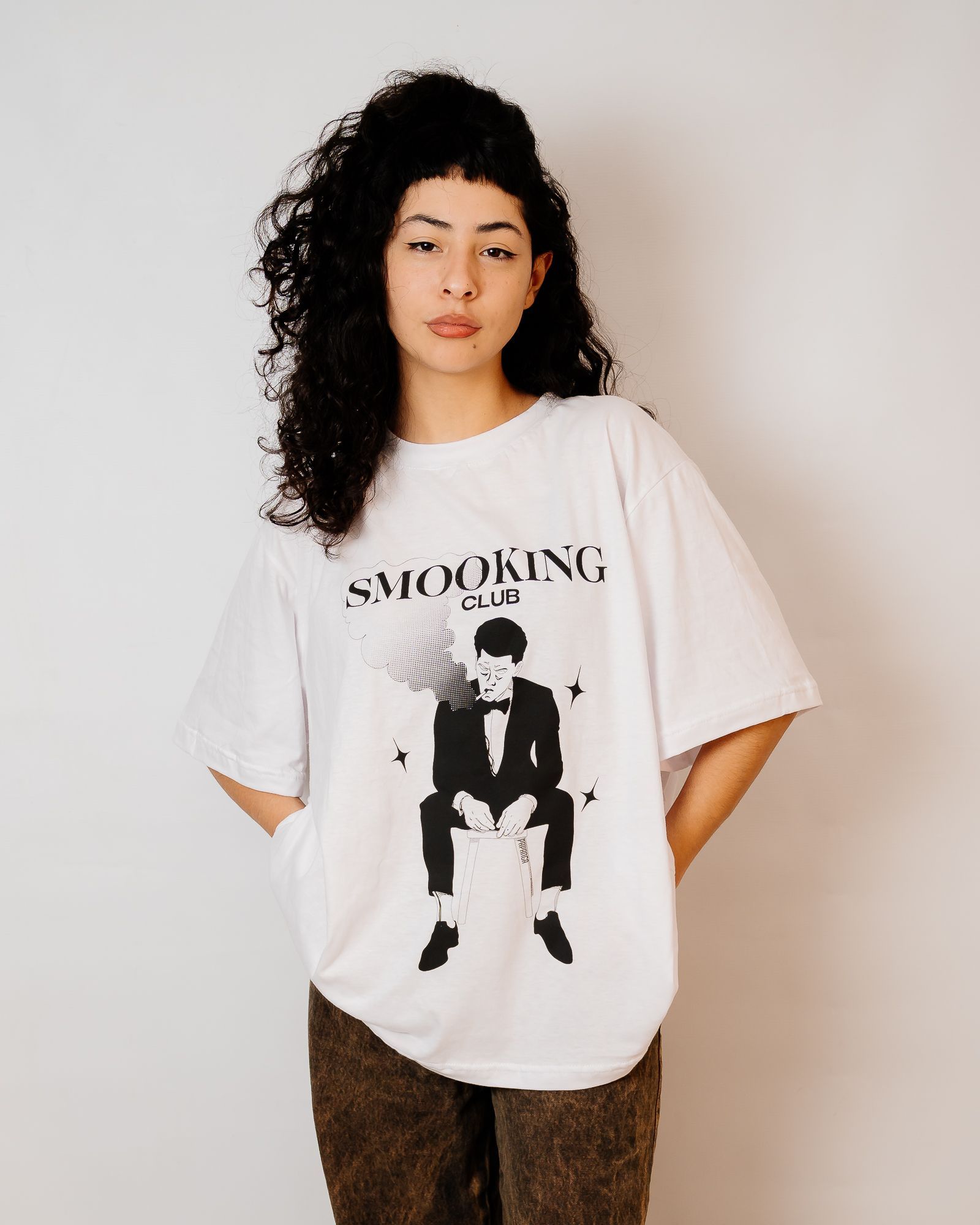 Mujer vestida con camiseta blanca con gráfico