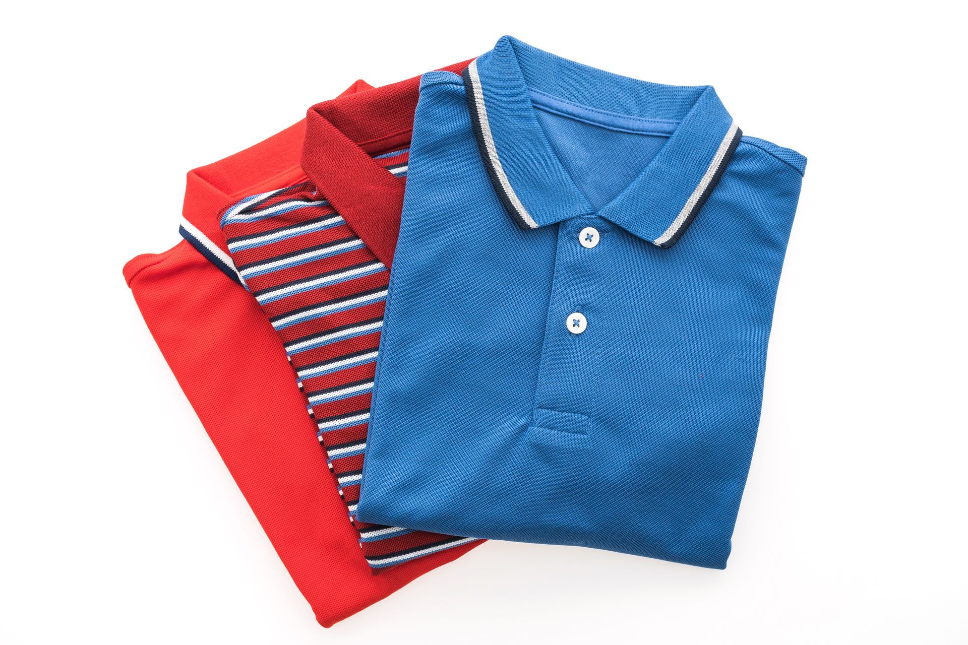 Polos de tres pliegues: rojo, a rayas rojo/blanco/azul y azul con cuello blanco/negro.