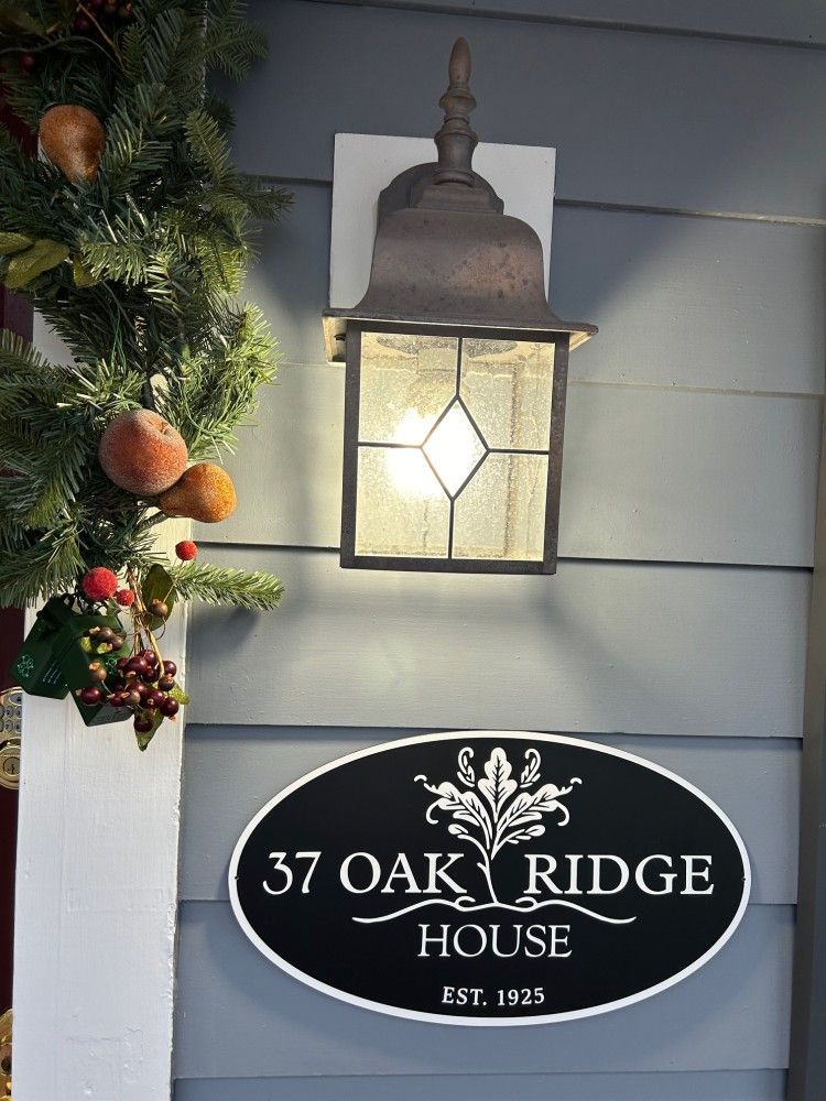 A sign that says 37 oak ridge house on it