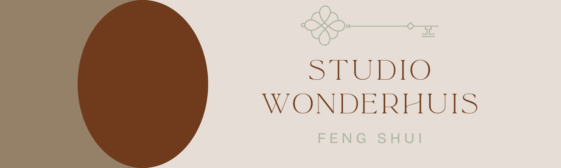 Logo voor Studio Wonderhuis Feng Shui, met tekst en een ovale vorm in bruin op een lichte achtergrond.