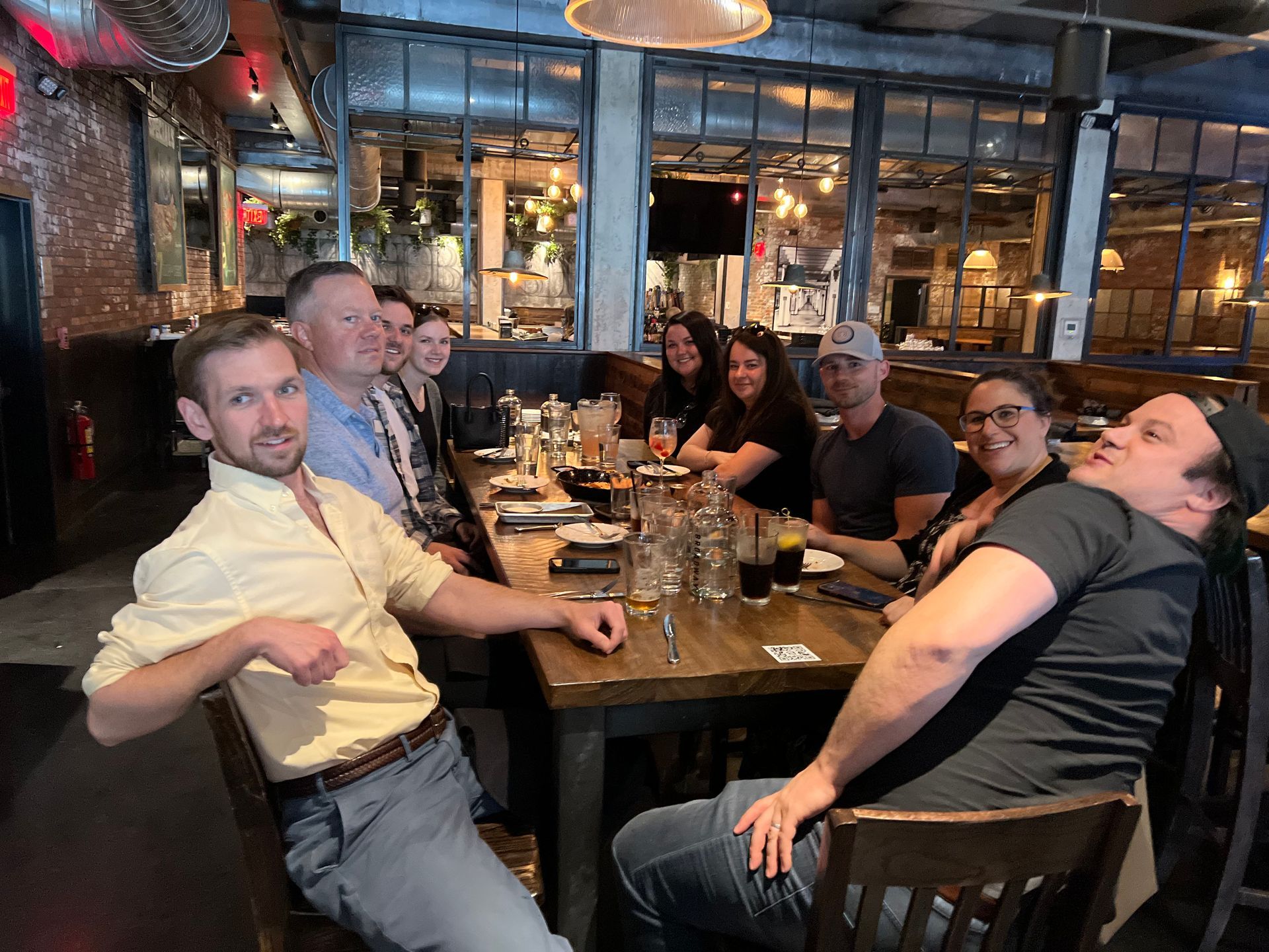 A group of people are sitting at a table in a restaurant.