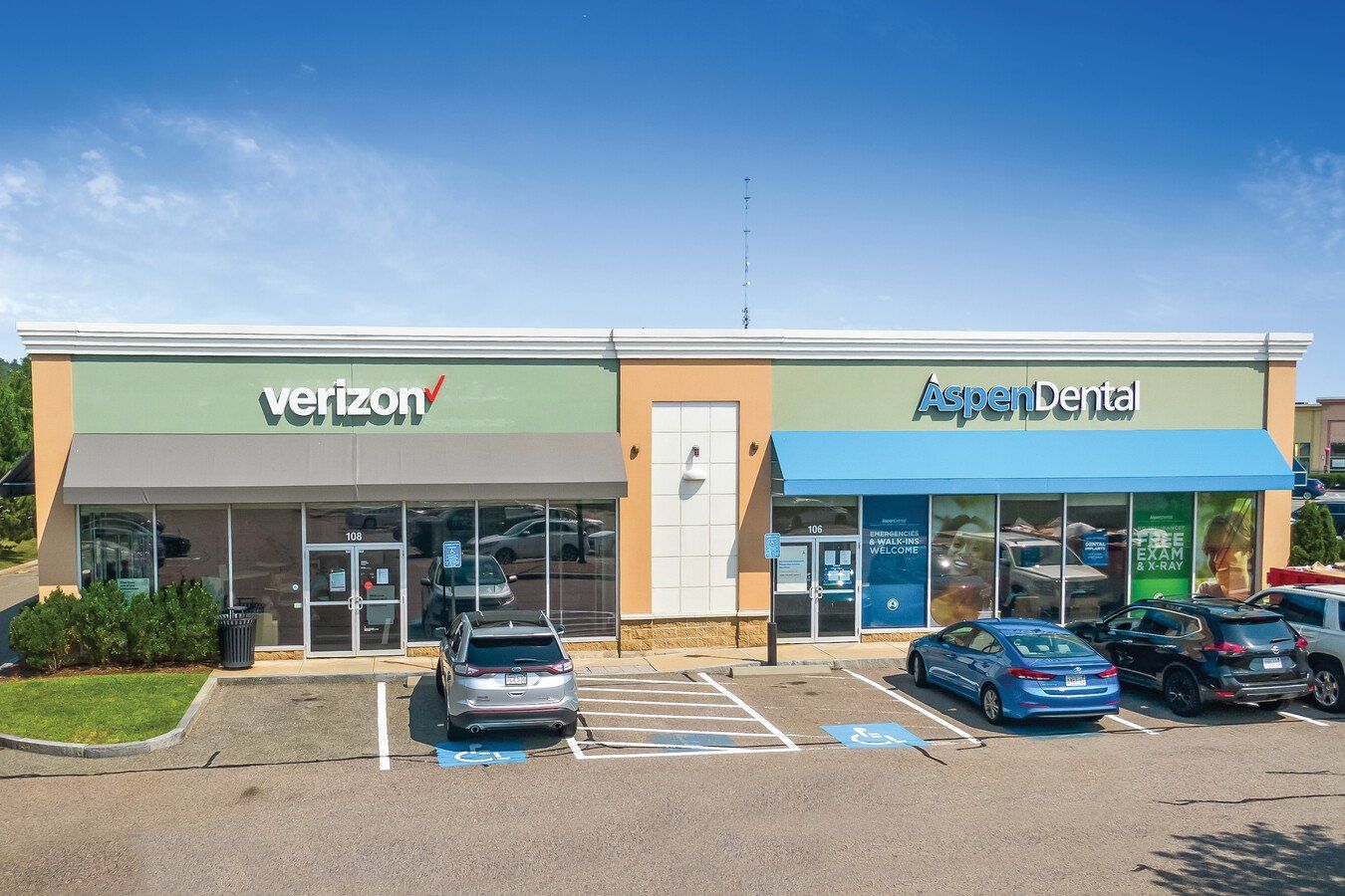 A verizon store with cars parked in front of it.