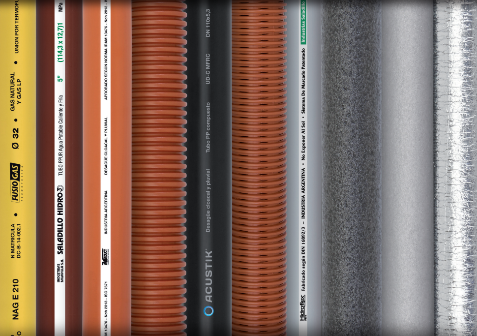 Varios tubos de drenaje de colores expuestos verticalmente.