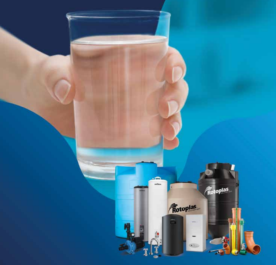 Mano sosteniendo un vaso de agua, rodeada de tanques y equipos de plomería. Fondo azul.