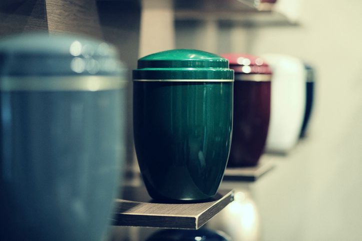 bara con corona di fiori