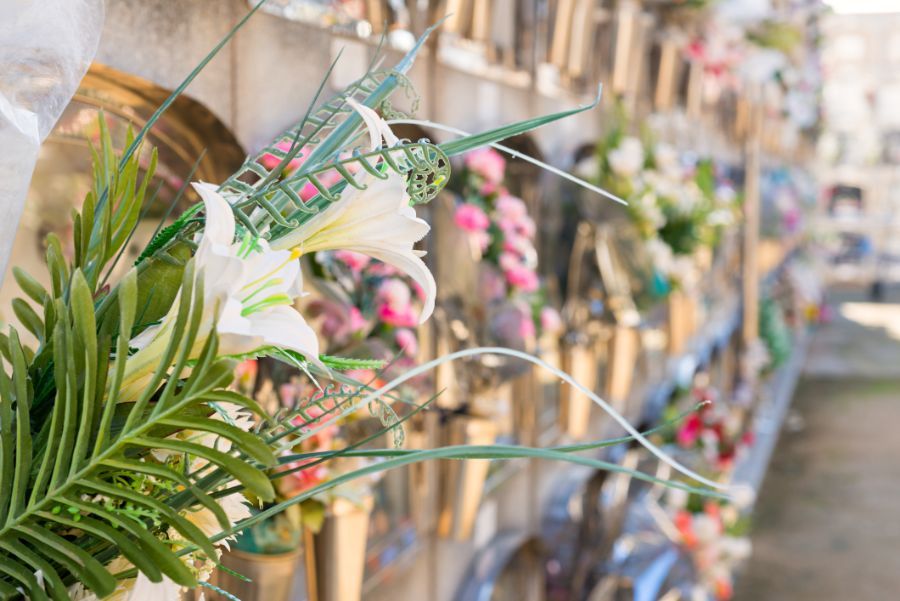 tombe cimitero con fiori