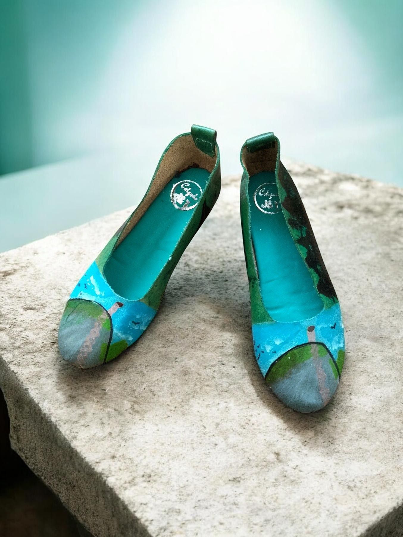 Un par de bailarinas de color verde brillante y turquesa con puntera redondeada gris