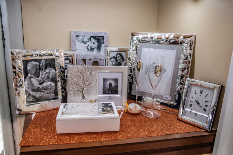 Una esposizione di cornici in argento