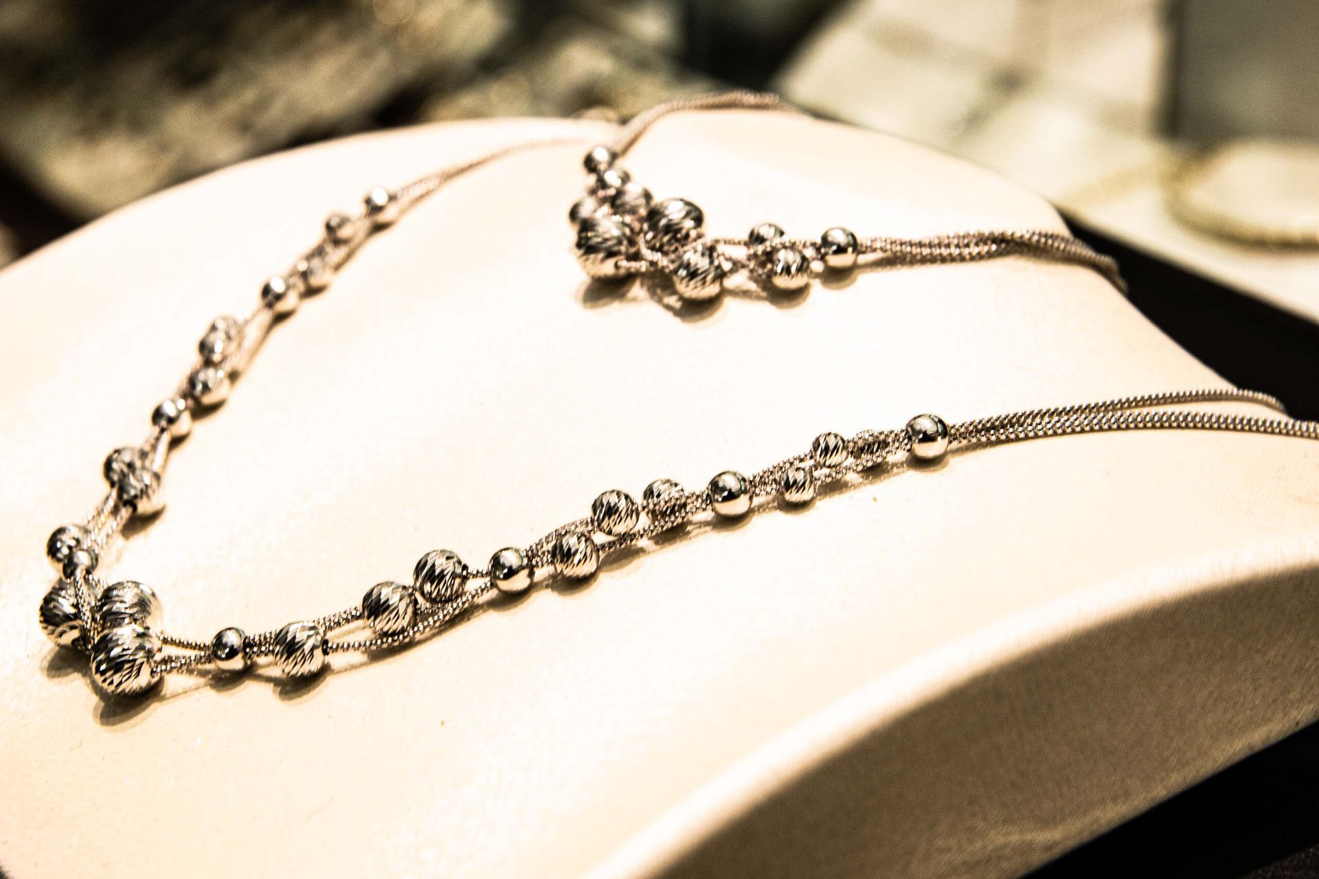 Una collana e un braccialetto in oro