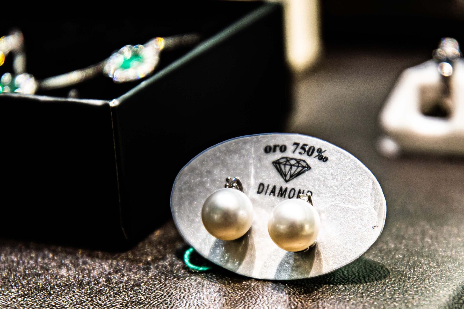 Un paio di orecchini di perle