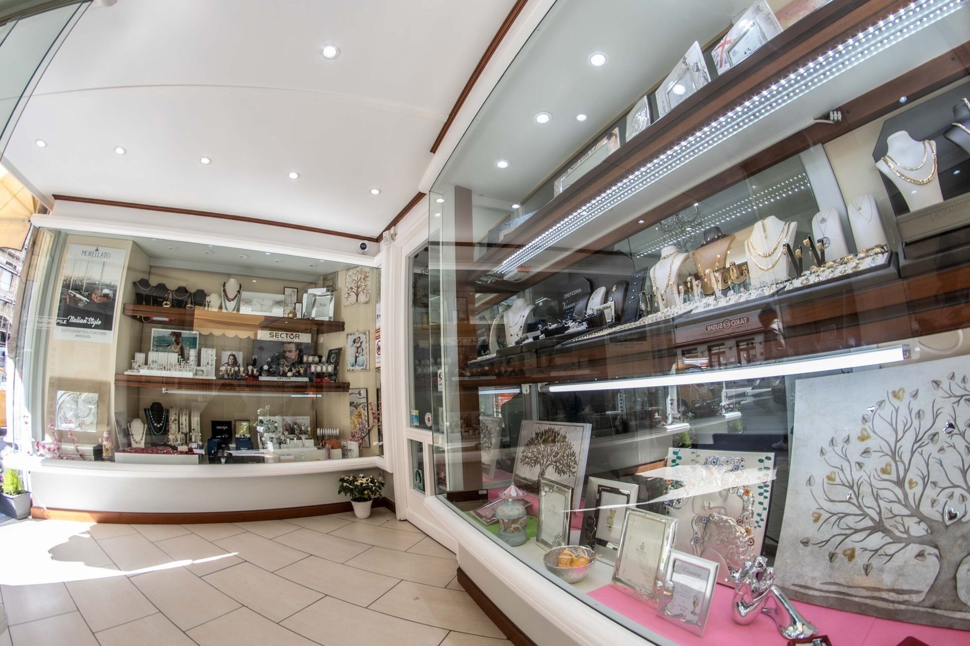 Una vetrina del negozio piena di gioielli, orologi e cornici